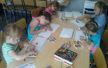 Zosia, Iza, Agatka, Milena i Ania rysują wagony do :Lokomotywy (photo)
