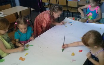 Zosia, Milena, Ania, Iza i Agata malują podwodny świat. (photo)
