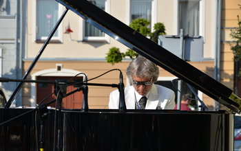  (photo)