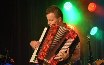  (photo)