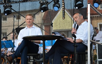  (photo)