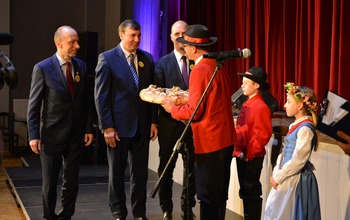 (photo)
