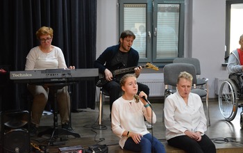  (photo)