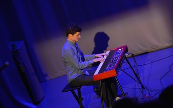  (photo)