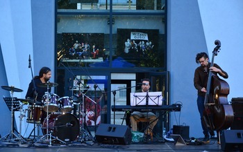  (photo)