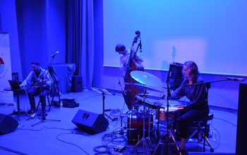  (photo)