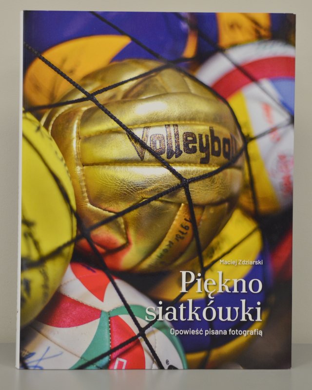 Książka od senatora Wojciecha Ziemniaka - ,,Piękno siatkówki - opowieść pisana fotografią
