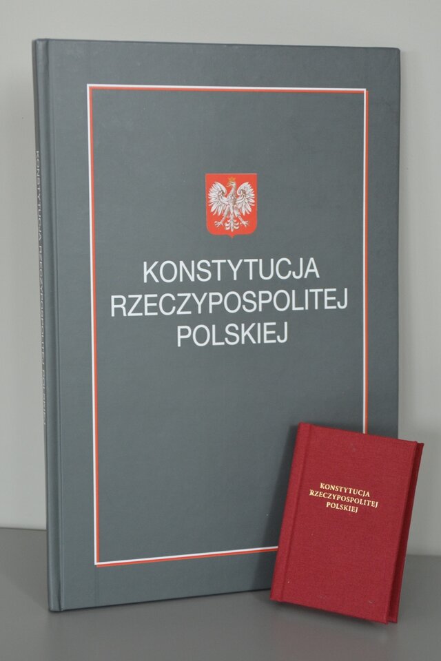 Konstytucje RP z podpisem Małgorzaty Kidawy-Błońskiej od senatora Wojciecha Ziemniaka