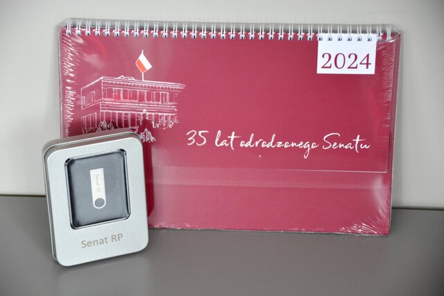 Pendrive Senat RP (16GB) i kalendarz ,,35 lat odrodzonego Senatu'' od senatora Wojciecha Ziemniaka