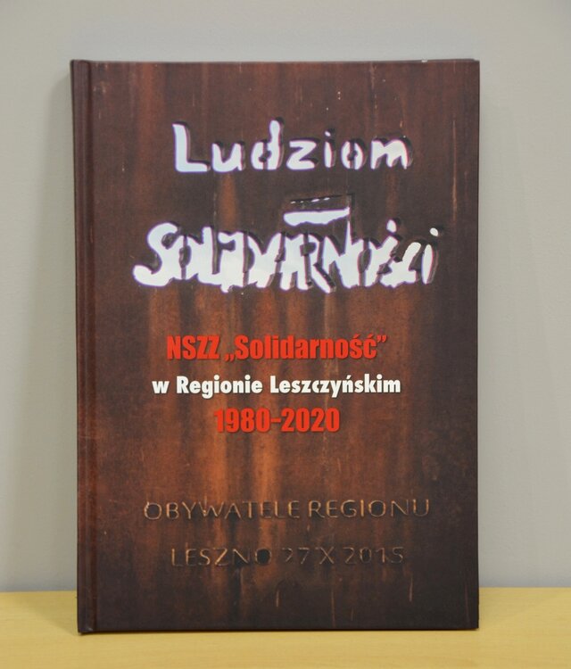 Książka ,,Ludziom Solidarności'' od Powiatu Kościańskiego
